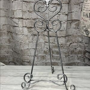 Decorative Metal Easel Stand – Scroll Design